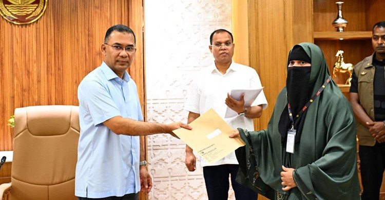 জুলাইয়ে শহীদ-আহত ১০ পরিবারের সদস্যদের চাকরির নিয়োগপত্র দিলেন প্রধানমন্ত্রী